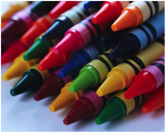 many different colored crayons